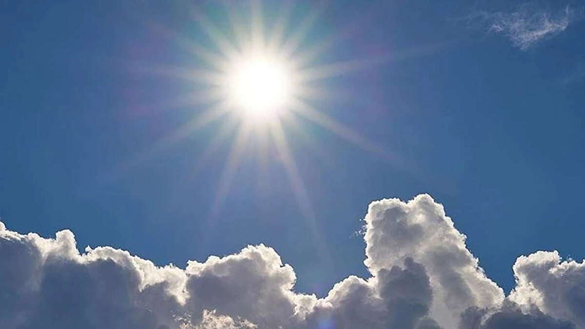 Gece ve sabah saatlerinde Marmara’nın doğusu ile iç ve doğu bölgelerde yer yer sis ve pus etkili olacak. Buna rağmen gün içinde sıcaklık değerleri mevsim normallerinin çok üzerinde seyrediyor. Lodosun hafif ve zaman zaman orta kuvvette esmesiyle birlikte sıcaklık hissedilir derecede artıyor.