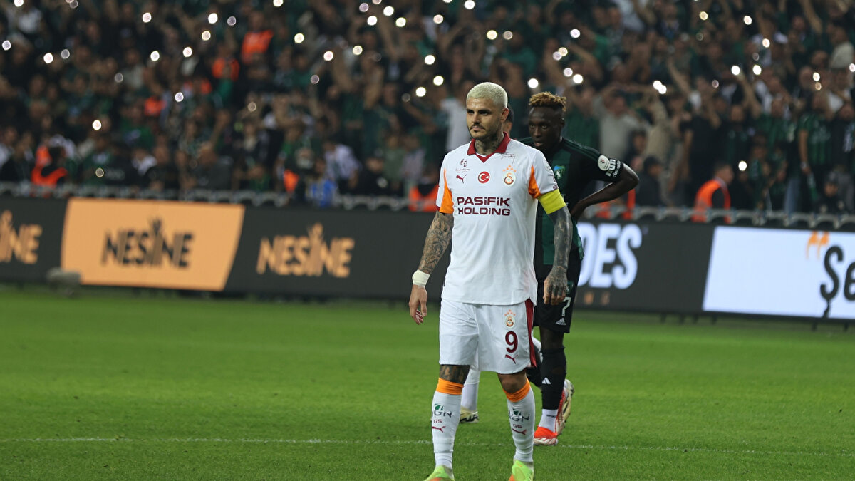 OKAN BURUK’TAN ICARDI KARARI<br><br>Osimhen’in 2 hafta sahalardan uzak kalması Icardi’nin ilk 11’e dönme şansını ortaya çıkardı. Okan Buruk, Arjantinli yıldızı bu maçta ileri uçta oynatacak. <br><br>