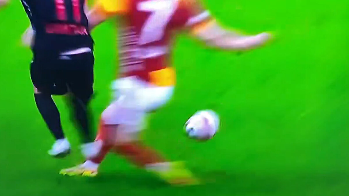 MAÇA DAMGA VURAN POZİSYON <br><br>Karşılaşmaya damga vuran tartışmalı bir pozisyonda Sallai yerde kaldı. 