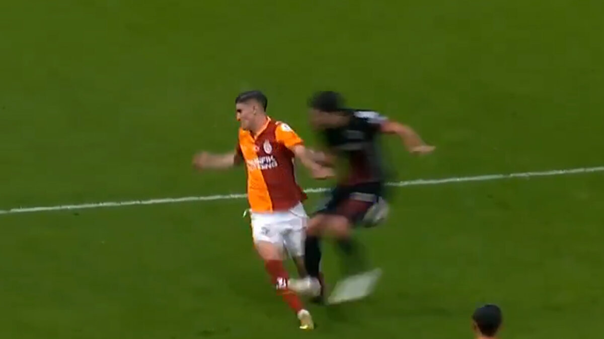 Maçın 61. dakikasında Gençlerbirliği'nden Göktan, Sallai'ye sert bir faul yaparak kaval kemiğine vurdu. Macar yıldız, acılar içinde yerde kaldı. 