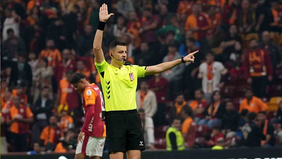 KART ÇIKMADI<br><br>VAR'ı dinleyen hakem Ozan Ergün, Göktan'a kart çıkarmadı. Bu karar sonrası Galatasaraylı taraftarlar hakemin ve VAR'ın kararına büyük tepki gösterdi. 