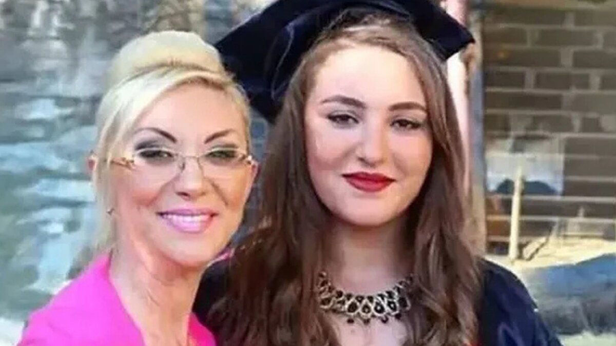 Yeni ses kayıtları ortaya çıktı<br><br>Ses kayıtları hakkında da şunları söyledi; 'Bir mesajımı, videoyu ya da ses kaydını kendi güçleri ile geçirip bunu dün yaşanmış gibi gösterip oradan vurmaya çalışıyorlar. Ertesi gün annemle barışıp barışmadığımı kim bilebilir?'<br><br>Yeni çıkan ses kaydında ise Güllü'nün kızına 'Ben düşmanıma bile sinirlemem ama Tuğyan bana yaşattıklarını sende yaşayacaksın biliyorsun değil mi? Sende annesin ya. Bana yaşattıklarını sende yaşayacak.' dediği duyuluyor.<br><br>Bu ses kaydından sonra da Tuğyan 'Ben kendimden eminim. Ben annemin kızıyım. Bu atılan iftiraların hiçbirini kabul etmiyorum." açıklamasını yaptı. 