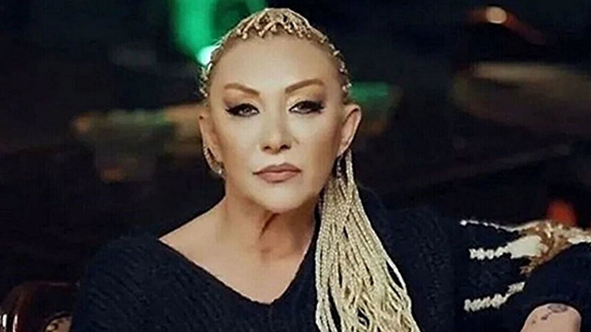 Ünlü arabesk sanatçısı Güllü’nün ani ölümü, ardında derinlemesine tartışmalar bıraktı. Son dönemlerde internete düşen ses ve mesaj kayıtlarıyla birlikte, sosyal medyada “katil evlat” suçlamaları gündeme geldi. Ancak kızı Tuğyan Ülkem Gülter, bu iddiaları net bir dille reddetti.<br><br>Güllü'nün cenazesi gözyaşları arasında toprağa verilirken, ölümü ile ilgili soruşturma başlatıldı. Yalova Cumhuriyet Başsavcısı Duygu Bayar Öksüz tarafından yürütülen soruşturmaya bir savcı daha atandı. Böylece dosyaya bakan savcı sayısı 3'e yükseldi.