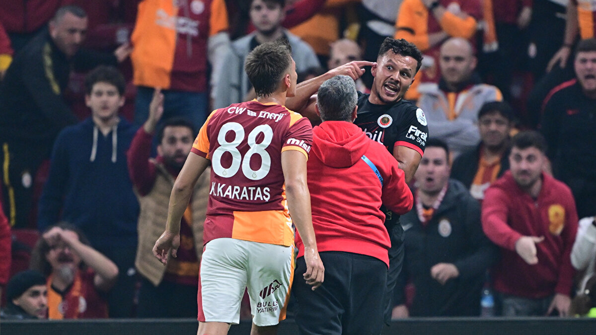 KAZIM İLE THALISSON ARASINDA GERGİNLİK<br><br>Maçın 32. dakikasında kafasına top gelen Thalisson yerde kaldı. Uzun süre yerde kalan Thalisson'a Kazımcan Karataş büyük tepki gösterdi. İki oyuncu arasında gerginlik yaşanırken, hakem iki oyuncuya da sarı kart gösterdi. 