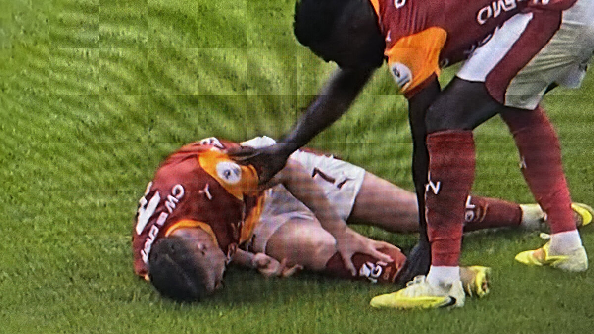 AYAĞI KANADI <br><br>Sallai'nin bu pozisyon sonrası ayağı kanadı ve oyuncuya tedavi yapıldıktan sonra sahaya geri döndü.<br><br>SALLAI SON DAKİKALARDA KIRMIZI KART<br><br>Macar yıldız maçın son dakikalarında rakibine yaptığı faul sonrası VAR uyarısıyla kırmızı kartla oyundan atıldı. 