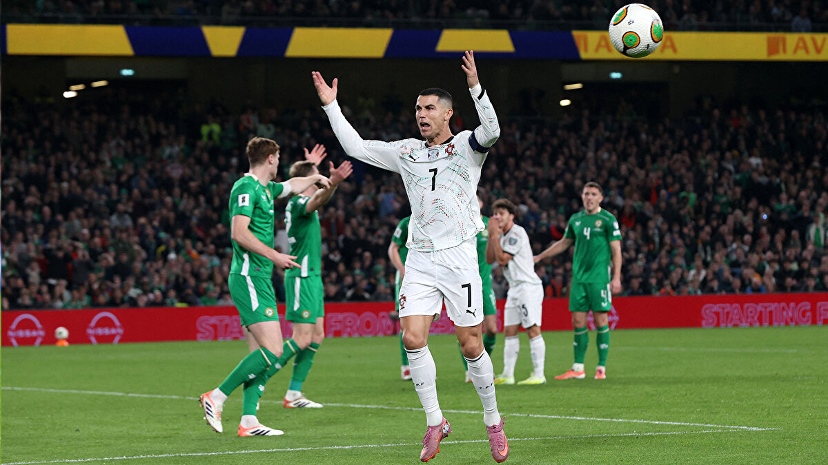 POSTER KALDIRILDI YENİSİ PAYLAŞILDI<br><br>Gelen tepkilerin ardından FIFA kısa süre içinde bu posteri yayından kaldırdı. Ancak paylaşılan yeni poster de tartışmaları bitirmedi. <br>