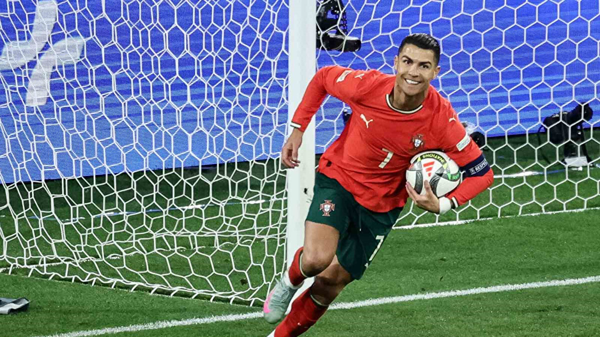 Bu gelişme sonrası Ronaldo taraftarları FIFA’nın son dönemde Portekizli yıldızla olan iletişiminde keskin bir çizgi izlediği görüşünü öne sürerken, tartışmanın nasıl sonuçlanacağı merak konusu.<br>