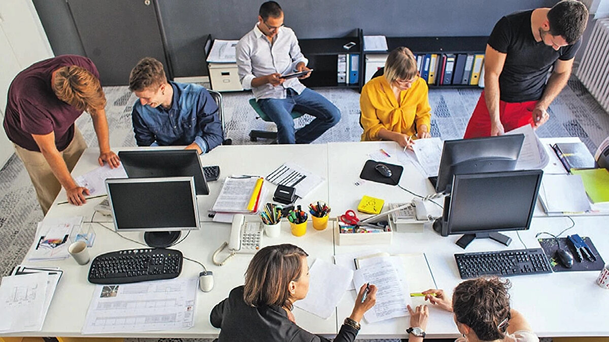 İŞKUR verilerine göre Ekim ayında kurum aracılığıyla toplam 133 bin 522 kişi işe yerleşti. Bu yerleştirmelerin yüzde 60’ını erkekler, yüzde 40’ını ise kadınlar oluşturdu. Ocak-Ekim 2025 döneminde ise istihdam aracılığıyla yerleştirilen kişi sayısı 1 milyon 298 bin 953 oldu.<br><br>Bu rakamlar istihdam hareketliliğinin devam ettiğini gösterse de, bazı alanlarda işverenlerin aradıkları çalışanlara ulaşmakta zorlandığı net şekilde ortaya çıkıyor.