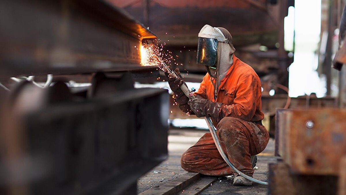 Ekim ayında işverenlerden gelen açık iş sayısı 212 bin 693 olarak kaydedildi.<br>2025’in ilk on ayında ise toplam açık iş sayısı 2 milyon 101 bin 49'a ulaştı. Açık işlerin yüzde 98,7’sinin özel sektörden gelmesi, özel işletmelerde nitelikli personele duyulan ihtiyacın büyüklüğünü gösteriyor.<br><br>Verilere göre en çok açık iş olan 3 meslek:<br><br>Turizm ve Otelcilik Elemanı<br><br>Özel Güvenlik Görevlisi (Silahsız)<br><br>Reyon Görevlisi<br><br>Bu üç meslek grubu, pandemi sonrası toparlanan hizmet ve turizm sektörünün güçlü işgücü talebini açıkça ortaya koyuyor.