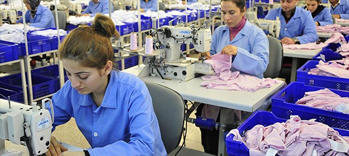 Açık iş ilanlarının fazla olmasına karşın aranan nitelikte çalışan bulunamaması, iş gücü piyasasında “paradoksal boşluk” yaratıyor. Turizmden güvenliğe, perakendeden üretime kadar pek çok sektör, ihtiyaç duyduğu personeli bulamazken işverenler nitelikli iş gücü için rekabet etmek zorunda kalıyor.<br><br>Uzmanlar, bu tabloyu Türkiye’nin hızla büyüyen sektörlerinde çalışan arzının talebe yetişememesi şeklinde yorumluyor.