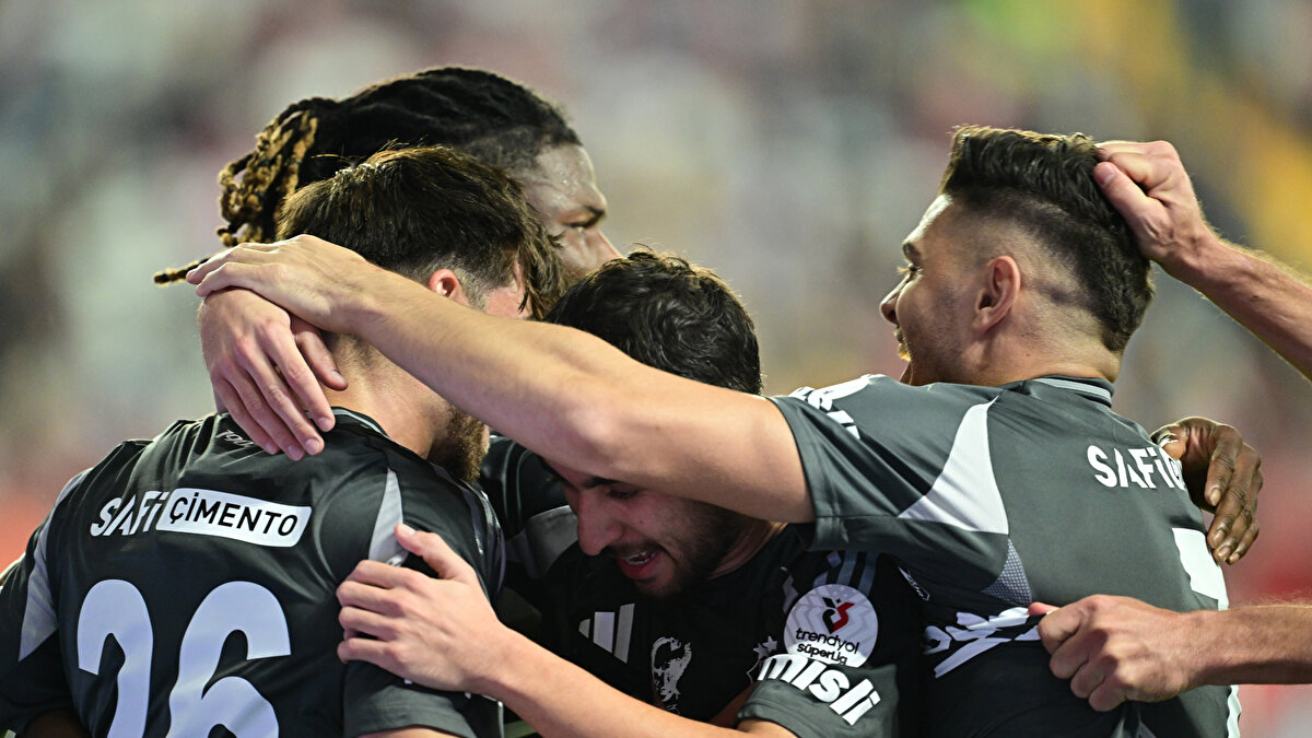 Süper Lig’de 13. hafta heyecanı başlıyor. Ligde istikrar yakalamak isteyen Beşiktaş, bir yandan Rafa Silva kriziyle uğraşırken diğer yandan gözünü Samsunspor maçına çevirdi.