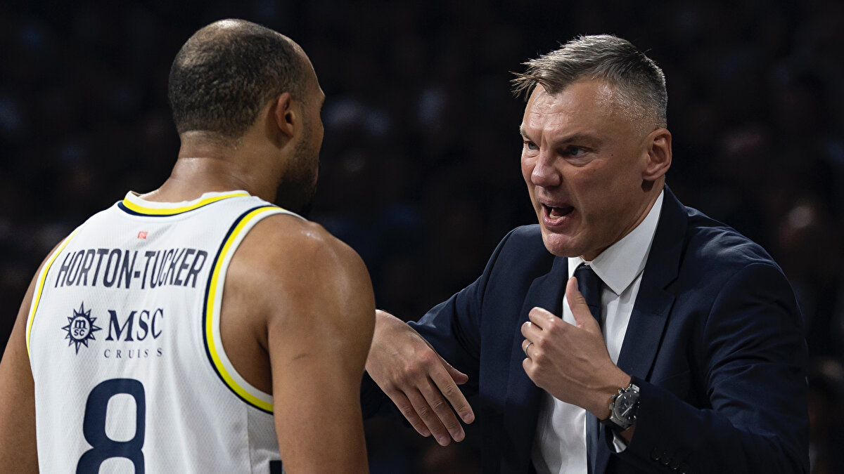 EuroLeague’in 12. haftasında Partizan ile Fenerbahçe’nin karşı karşıya geldiği mücadele öncesi tribünlerde tartışmalı bir görüntü ortaya çıktı.