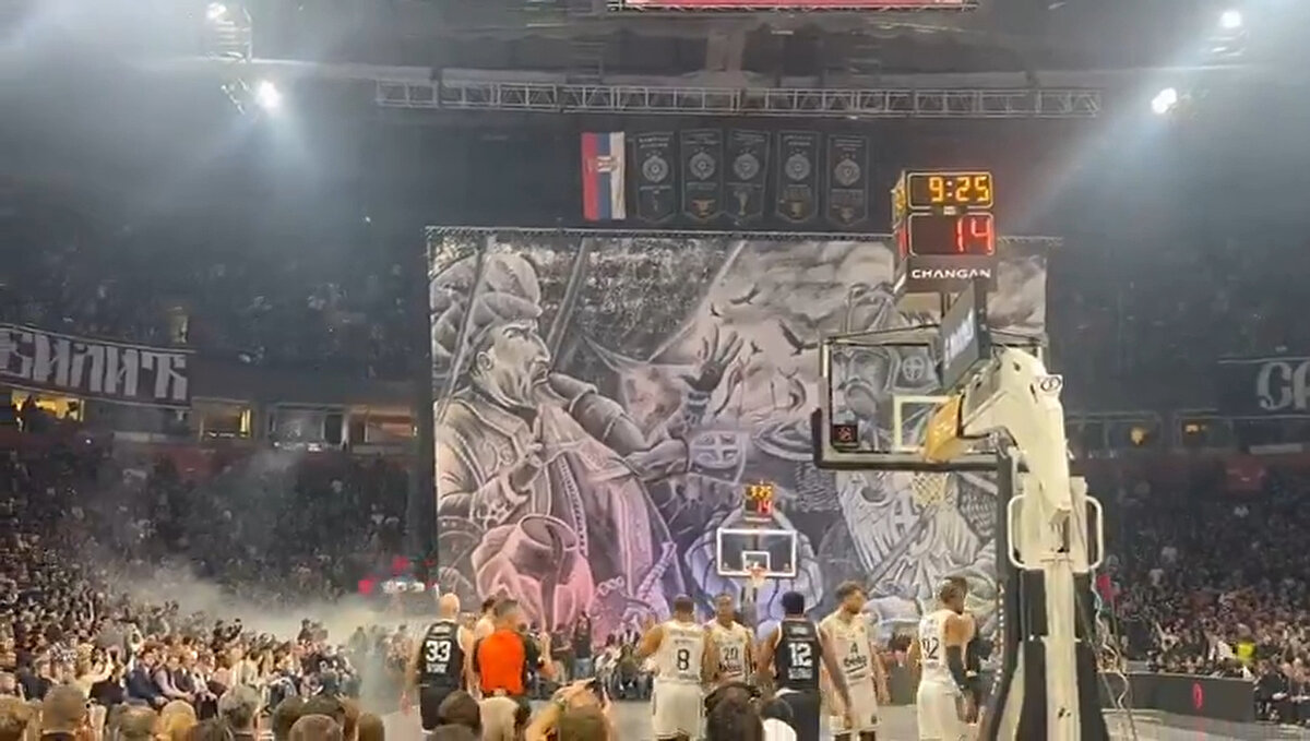 Tribünlerde bununla birlikte Türk karşıtı tezahüratlar da uzun süre devam etti.