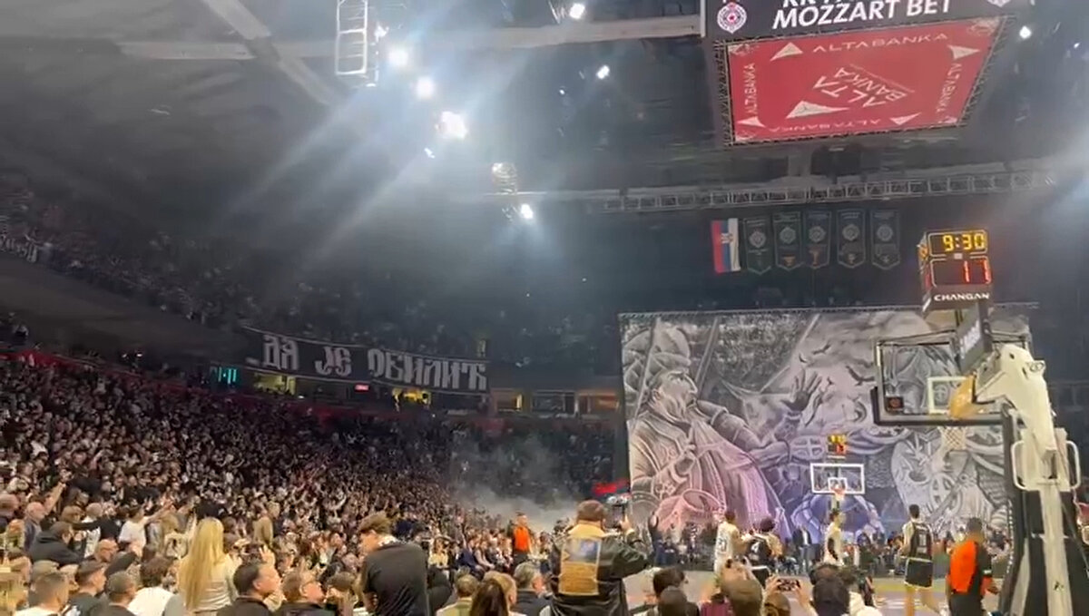 Sırbistan’daki karşılaşma öncesinde, ev sahibi takımın taraftarları Osmanlı Padişahı I. Murad ile Miloş Obiliç’in yer aldığı provokatif bir pankart açtı.