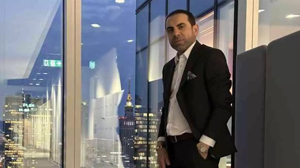 Mahkeme tarafından serbest bırakılmasının ardından Türkiye’den ayrıldığı, resmi kurumların adres tespiti girişimlerinin sonuçsuz kaldığı kayıtlara geçti. Bu süreçte yayımlanan tebligatlar da Kılıçaslan’ın yurt dışında olduğunu doğruladı.