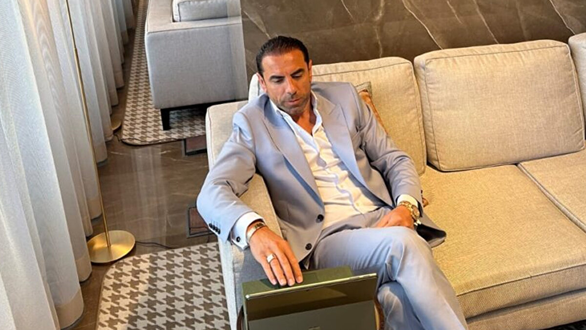 Hakkındaki soruşturma kapsamında mal varlığına el koyma işlemleri uygulanırken, adresine ulaşılamaması nedeniyle kırmızı bülten çıkarıldı. Dosyada, şirket ilişkileri, para trafiği ve dijital kayıtlara dair incelemelerin sürdüğü belirtildi.