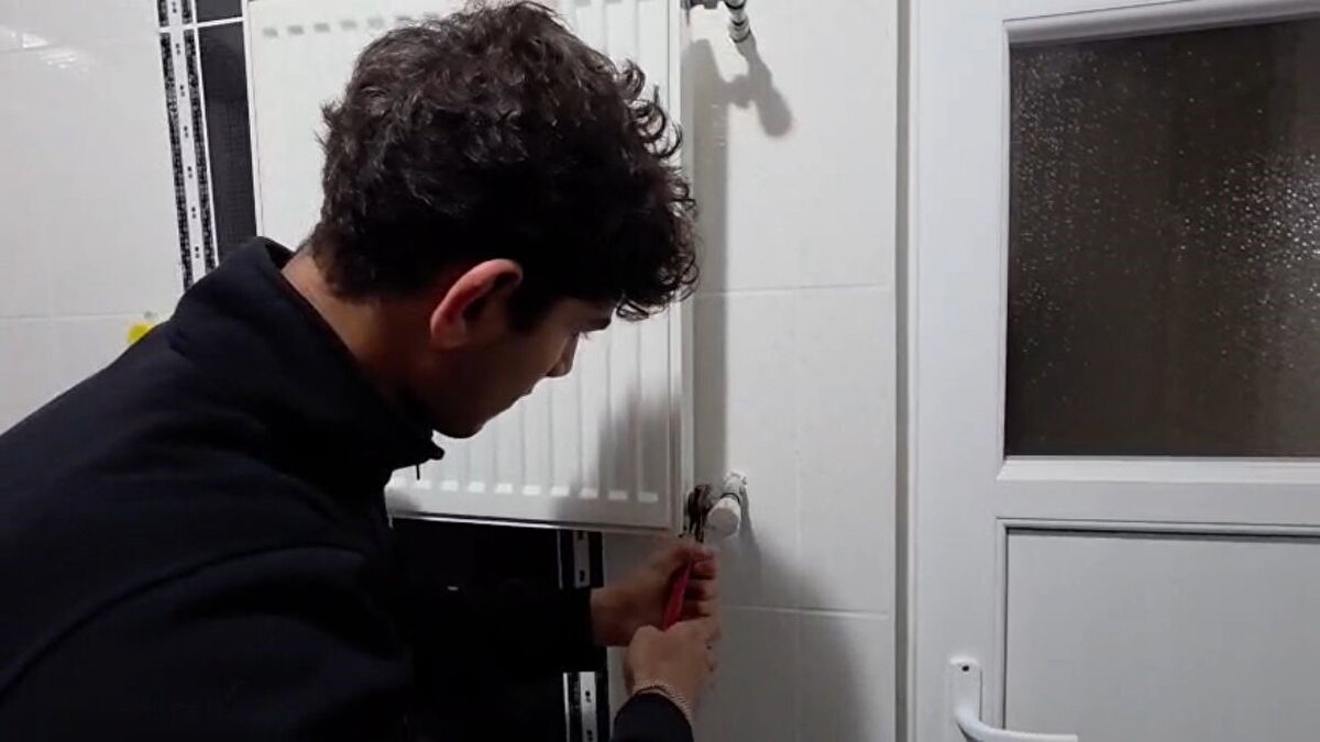 Tunç ayrıca peteklerin önünün kapatılmaması gerektiğini belirterek, “Pencere kenarlarından gelen soğuk hava içeri girmeye çalışır, peteklerin oluşturduğu sıcak hava ise bu akımı dengeler. Eğer petek önü kapalıysa ısı akışı bozulur ve verim düşer” dedi.