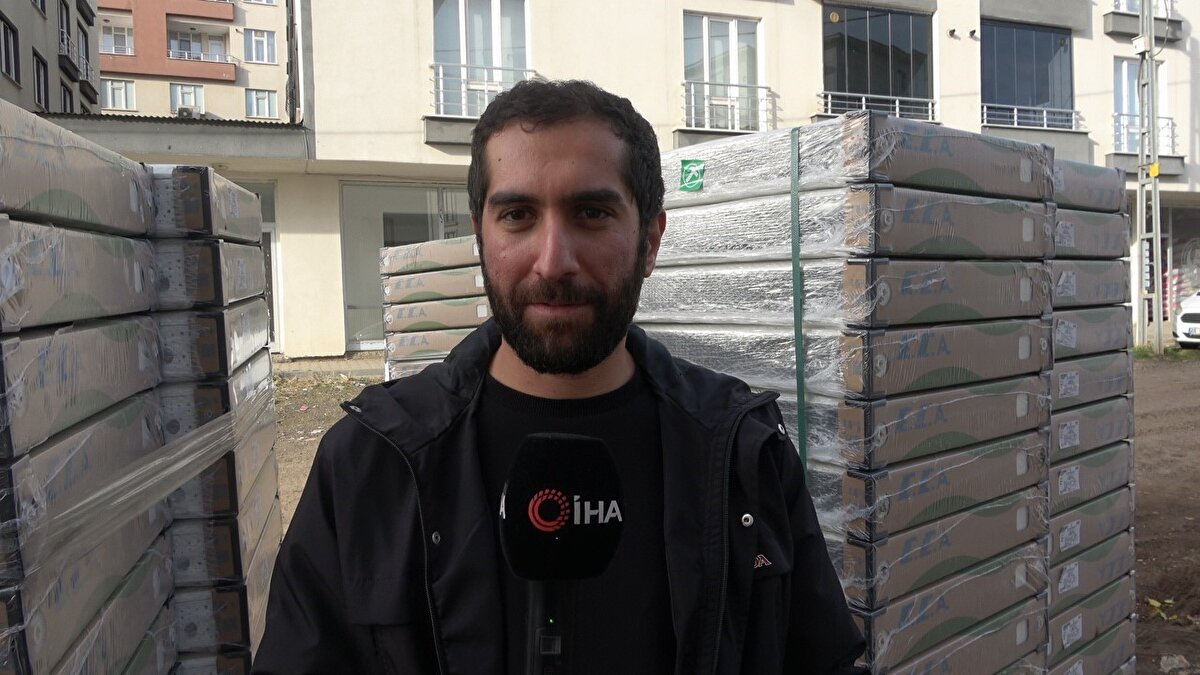 Tunç, kombi bakımının kapsamını şu sözlerle anlattı:<br>“Cihazın içindeki filtrelerin temizlenmesi, genleşme tankının kontrol edilmesi ve yanma odasının detaylı şekilde temizlenmesi gerekiyor. Peteklerde zamanla biriken tortu ve kir, ısının eve yayılmasını engelliyor. Tıkanıklık ne kadar fazlaysa, cihazdan alınan verim o kadar düşüyor.”