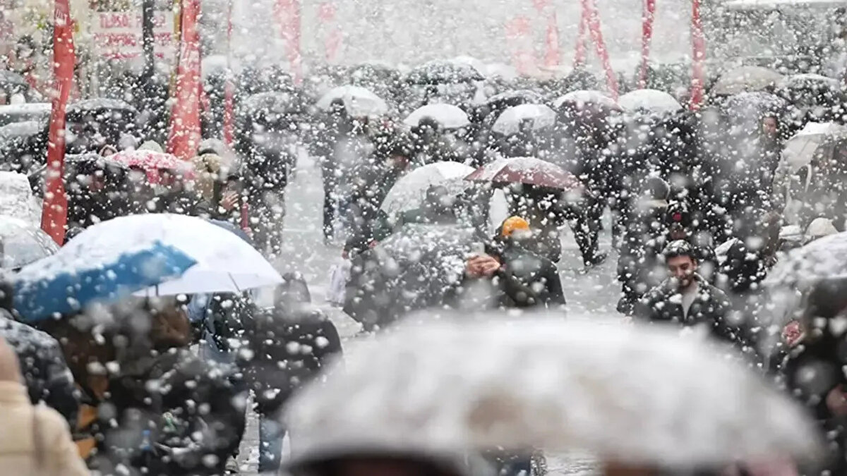 Sıcaklıklar 8 derece düşüyor<br><br>Meteoroloji’ye göre hava sıcaklıkları Pazartesi gününden itibaren hızlı şekilde gerileyecek. Hafta boyunca sıcaklıklar mevsim normallerinin üzerine çıkamayacak.<br><br>Pazartesi – Salı: Batı bölgelerde kuvvetli sağanak, sıcaklıklarda belirgin düşüş<br><br>Çarşamba: İç ve yüksek kesimlerde karla karışık yağmur<br><br>Hafta ortası: Doğu Anadolu’da yer yer kar yağışı<br><br>Hafta sonu: Kıyılarda sağanak, iç kesimlerde soğuk hava etkili