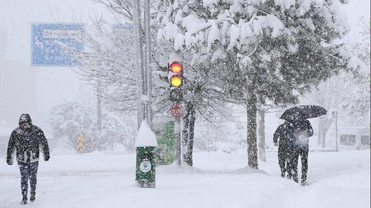 Meteoroloji yeni hafta için hem sağanak hem de kar uyarısı verdi. Türkiye, bugün itibarıyla soğuk ve yağışlı hava dalgasının etkisine giriyor. Hava sıcaklıklarının batı bölgelerden başlayarak 4 ila 8 derece birden düşmesi, İç Anadolu’dan Doğu Anadolu’ya kadar birçok şehirde karla karışık yağmur ve yer yer kar yağışını beraberinde getirecek. İstanbul, Ankara, İzmir başta olmak üzere pek çok ilde sağanaklar etkili olurken, hafta ortasında yüksek kesimlerde kar sürprizi bekleniyor.