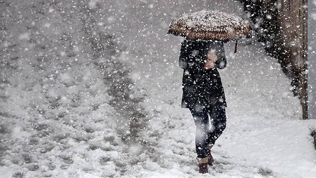 Sağanak yağış alarmı: İstanbul, İzmir, Ankara…<br><br>Yeni sistemle birlikte 3 büyük şehirde hava şöyle olacak:<br><br>İstanbul<br><br>Bugün itibarıyla yer yer sağanak<br><br>Pazartesi ve Salı günleri yağış kuvvetleniyor<br><br>Sıcaklık 8 dereceye yakın düşecek<br><br>Kar ihtimali yok, ancak soğuk ve yağışlı bir hafta bekleniyor<br><br>Ankara<br><br>Aralıklı yağmur<br><br>Çarşamba günü karla karışık yağmur ihtimali<br><br>Sıcaklıklar hızla geriliyor<br><br>İzmir