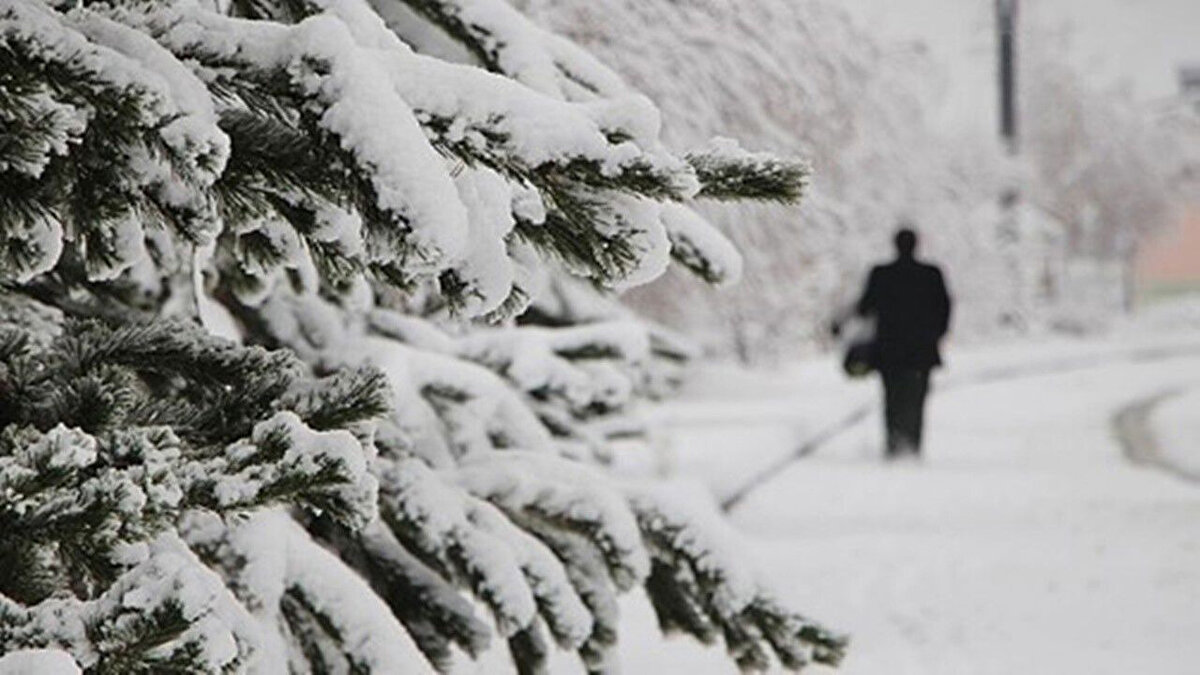 Kar yağışı başlıyor, sıcaklıklar sert düşüyor<br><br>Yeni hafta ile birlikte Türkiye, uzun süredir beklenen soğuk hava dalgasıyla karşılaşıyor. Sıcaklıklar 8 derece birden düşerken, birçok bölgede yağışların karla karışık yağmur ve kar şeklinde görülmesi bekleniyor.
