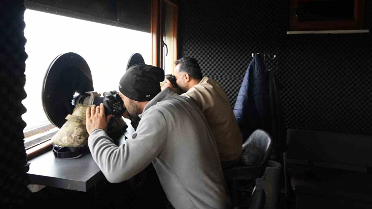 Leşten geriye hiçbir şey kalmıyor<br><br>Döngü, leşin doğal olarak temizlenmesini sağlıyor. İlk olarak kara akbaba iri etleri tüketiyor, ardından kızıl akbaba iç organları yiyor. Küçük akbaba artıkları ve kemik üzerindeki parçaları temizlerken, sakallı akbaba kemikleri yiyerek süreci tamamlıyor. Bu sistem, doğanın kendi temizleyici mekanizmasını ve ekolojik dengesini sürdürüyor.