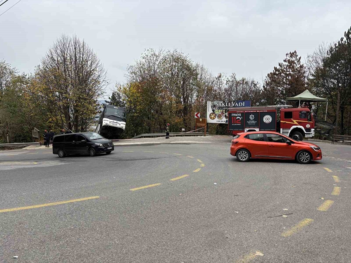 Maşukiye bölgesinde yaşanan olayda park halindeki tur otobüsünün kendi kendine hareket etmesi büyük bir tehlikeye yol açtı. Rampa aşağı hızlanan araç, bariyerleri kırıp şarampole düştü. Yolcuların bulunmadığı otobüste can kaybı yaşanmaması olası bir faciayı önlerken, jandarma ve itfaiye ekipleri çevrede geniş güvenlik önlemi aldı. Bölge halkı, olay anında büyük korku yaşandığını ifade etti.
