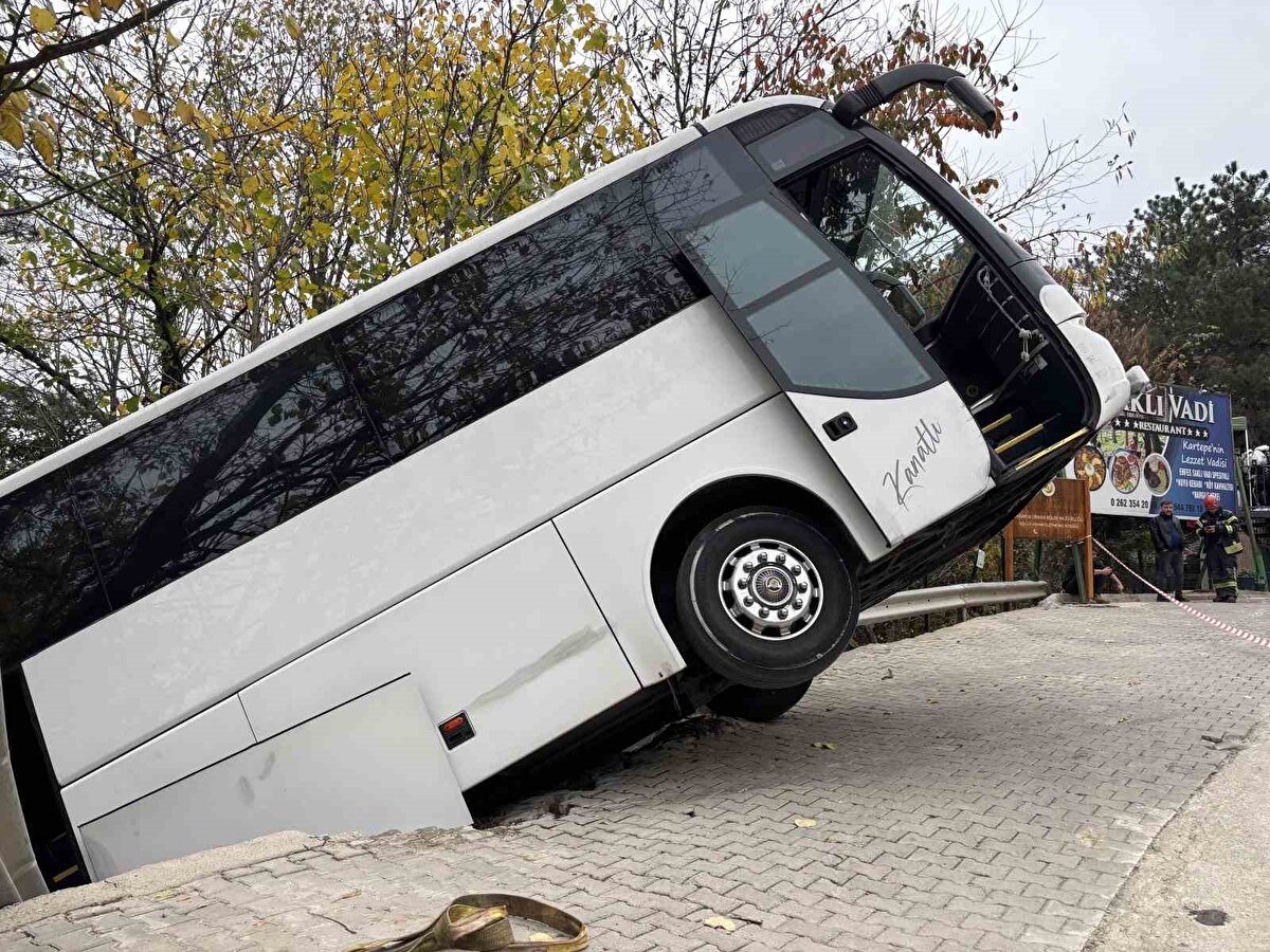 Kocaeli’nin Kartepe ilçesinde meydana gelen olayda park halindeki bir tur otobüsü bilinmeyen nedenle hareket ederek rampa aşağı inmeye başladı. Maşukiye Mahallesi Kartepe Caddesi’nde ilerleyen otobüs, yol kenarındaki bariyerleri aşarak şarampole düştü. Aracın arka kısmı toprak zemine otururken, ön tarafı havada asılı kaldı.