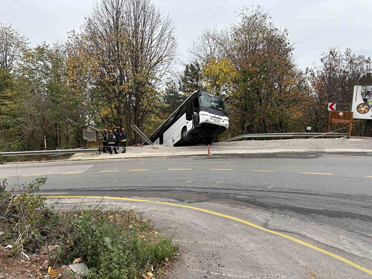 Kazayı görenlerin ihbarı üzerine bölgeye jandarma ve itfaiye ekipleri sevk edildi. Şans eseri otobüste yolcu bulunmadığı için yaralanan olmadı. Jandarma ekipleri çevreyi güvenlik şeridiyle kapatarak bölgeyi kontrol altına aldı. Otobüsün bulunduğu noktadan güvenli şekilde çıkarılması için çalışma başlatıldı.