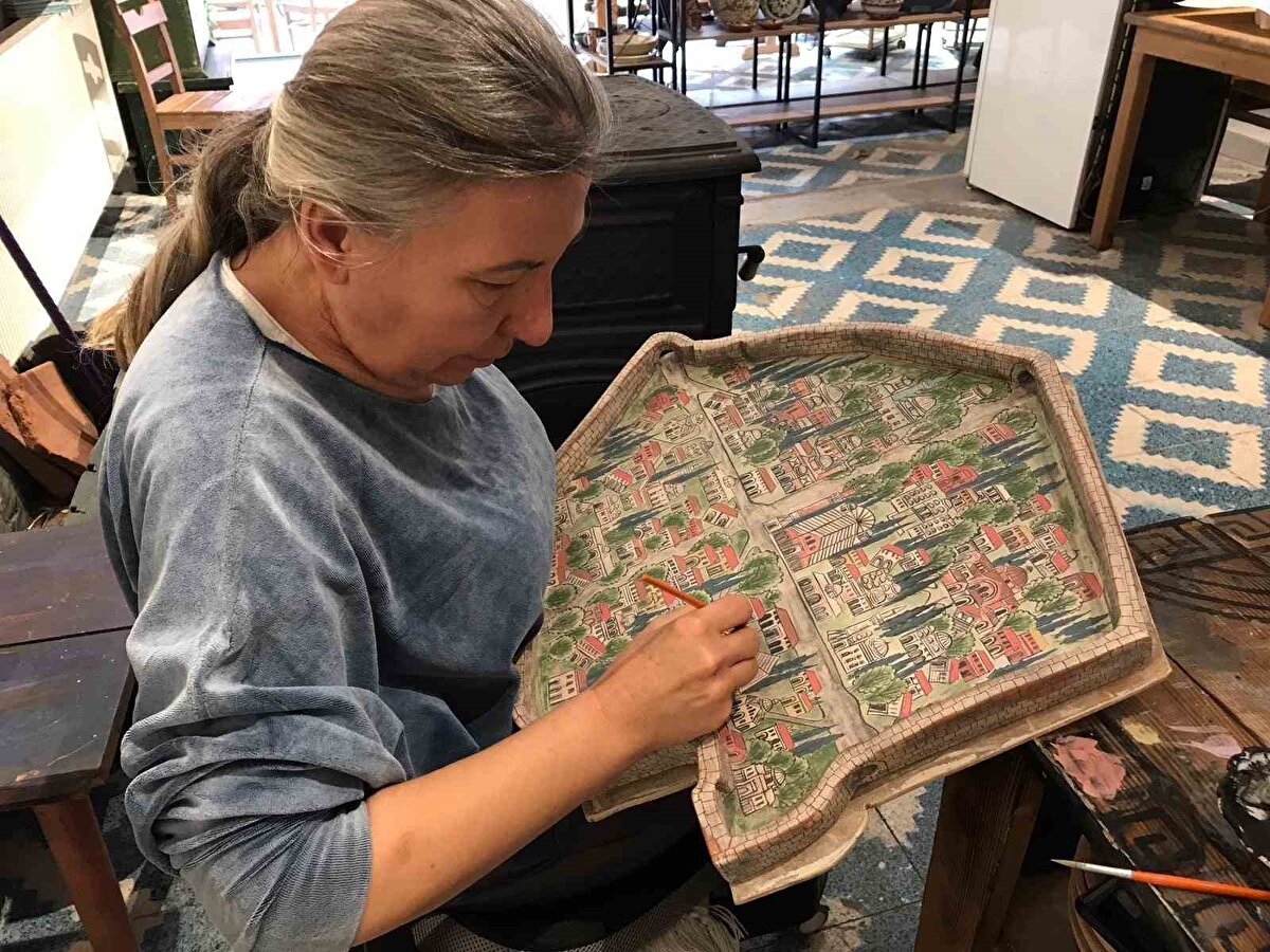 Sanatçı Mesude Künen, yaptığı açıklamada eserin kendisi için büyük anlam taşıdığını belirterek, “İznik’in ruhunu, tarihini ve güzelliğini en özel haliyle anlatmak istedim. Her detayını özenle işledim. Papa’ya takdim edilecek olması bizim için gurur verici” dedi.