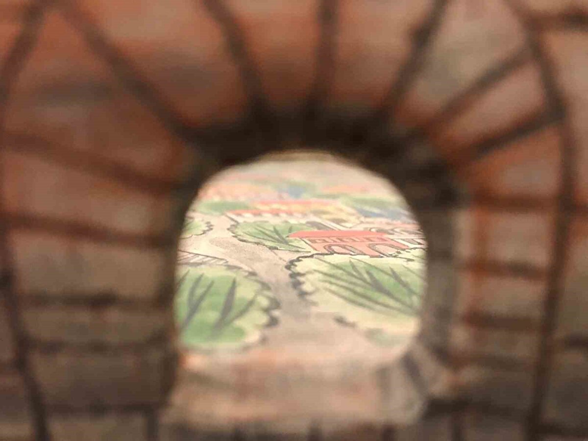 Künen’in hazırladığı eser; İznik surlarını, tarihi kapıları, kente özgü mimari öğeleri ve kültürel izleri modern bir çini tekniğiyle yeniden yorumluyor. Büyük emek verilen bu çalışma, Papa Leo’ya İznik ziyareti sırasında resmi olarak takdim edilecek. İlçede büyük heyecan yaratan bu hediye, İznik ile Vatikan arasında kültürel bir köprü olarak görülüyor.