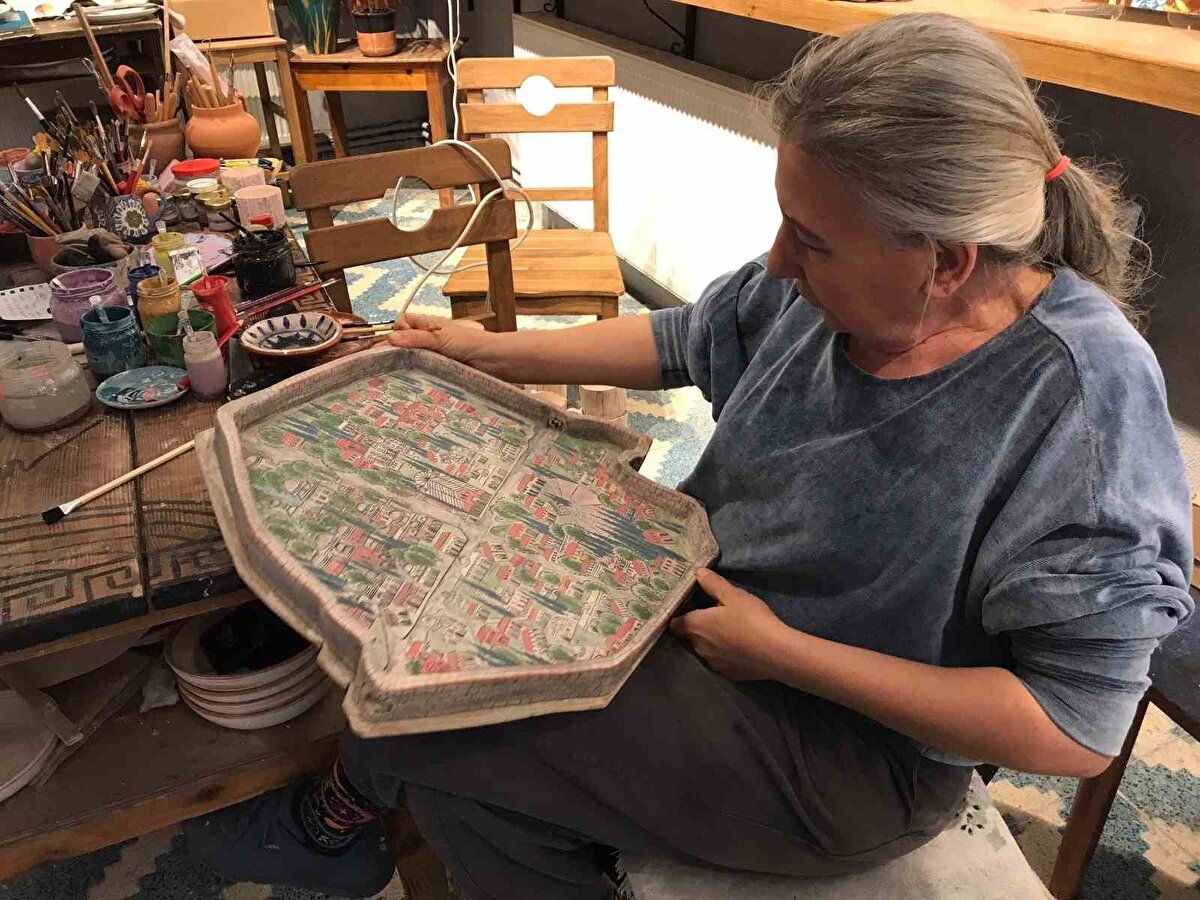 Kültür ve Turizm Bakanlığı tarafından ‘Somut Olmayan Kültürel Miras Taşıyıcısı’ unvanı verilen İznikli sanatçı Mesude Künen, Papa Leo’ya sunulmak üzere hazırladığı eserde İznik surlarını, kapılarını ve şehrin tarihi dokusunu detaylı bir işçilikle resmetti. Papa’nın ziyareti, İznik Konsili’nin 1700’üncü yılı nedeniyle uluslararası önem taşırken, bu özel hediye ilçenin kültürel mirasının dünyaya tanıtılmasında önemli bir rol üstlenecek.