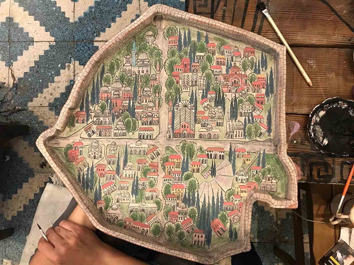 Bursa’nın İznik ilçesi, Vatikan Devlet Başkanı Papa 14’üncü Leo’nun 28 Kasım’da gerçekleştireceği ziyaret öncesi anlamlı bir hazırlığa sahne oluyor. Kentin köklü çini geleneğini dünyaya tanıtmasıyla bilinen sanatçı Mesude Künen, bu önemli ziyaret için özel bir minyatür çalışma üretti. Yaklaşık bir buçuk ay süren titiz çalışmanın ardından ortaya çıkan eser, İznik’in yüzyıllara yayılan tarihini ve kültürel kimliğini yansıtan detaylarla bezendi.