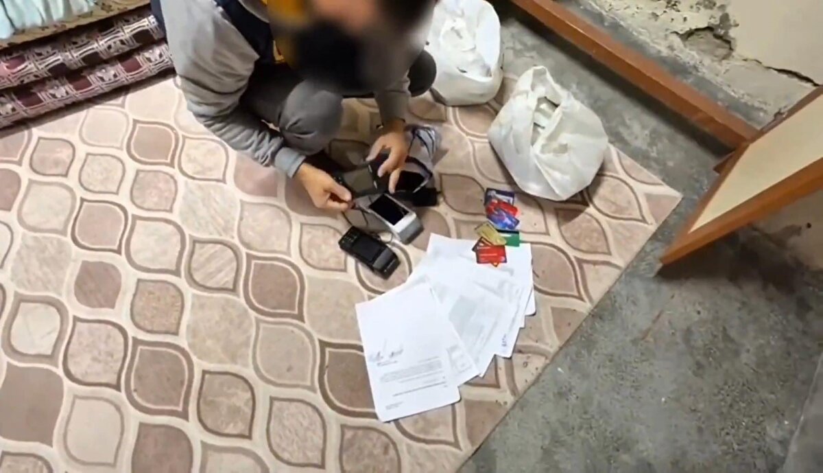 Bu kapsamda Şanlıurfa merkezli 6 ilde polis ve jandarma ekiplerince gerçekleştirilen operasyonda, 10 cep telefonu, 3 POS cihazı, 23 banka-kredi kartı, 24’ü açılmamış 36 SIM kart ve 2 dizüstü bilgisayarın ele geçirildi. 