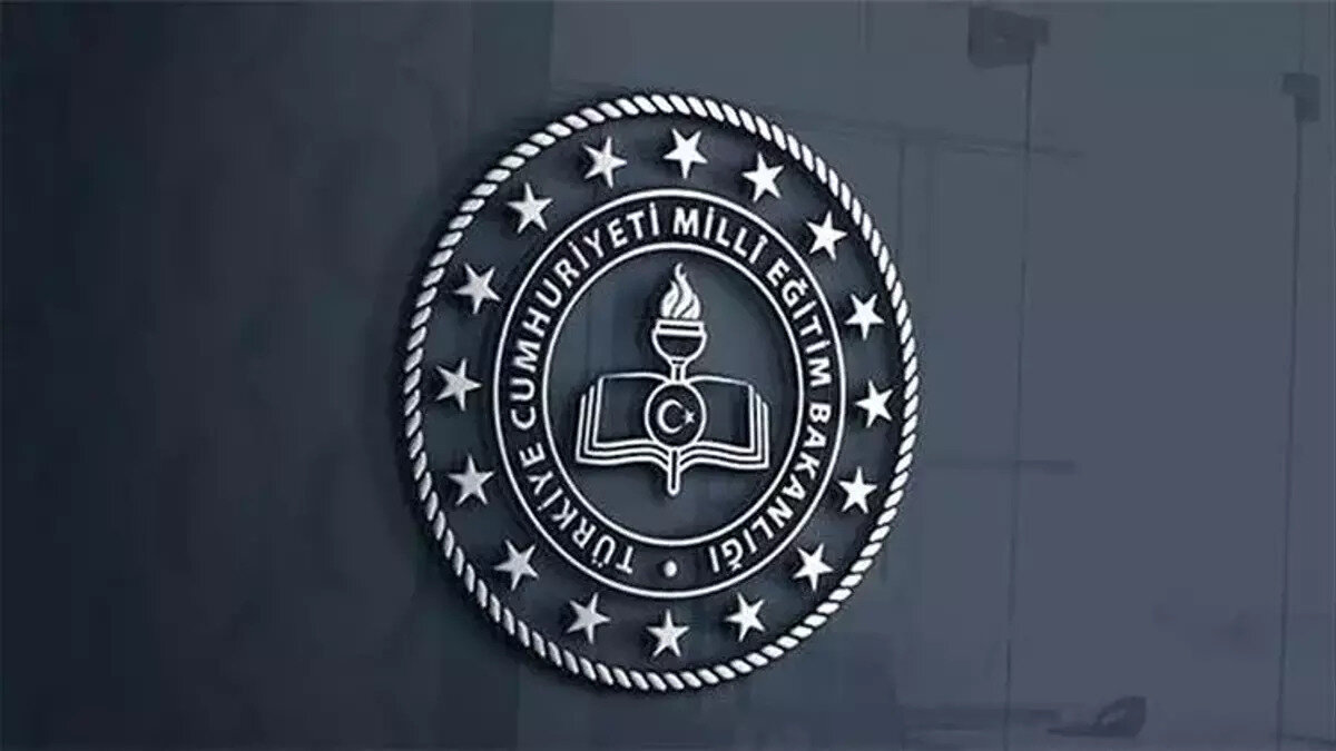 Milli Eğitim Bakanlığı’nın 15 bin sözleşmeli öğretmen alımına yönelik tercih süreci sona erdi. On binlerce aday şimdi gözünü sonuçların açıklanacağı tarihe çevirdi. Sözlü sınavda 60 ve üzeri puan alan öğretmen adaylarının yaptığı tercihler, 24 Kasım Öğretmenler Günü’nde açıklanacak atama sonuçlarıyla netleşecek. Adaylar, sonuçlarını E-Devlet ve MEBBİS üzerinden kolayca görüntüleyebilecek.