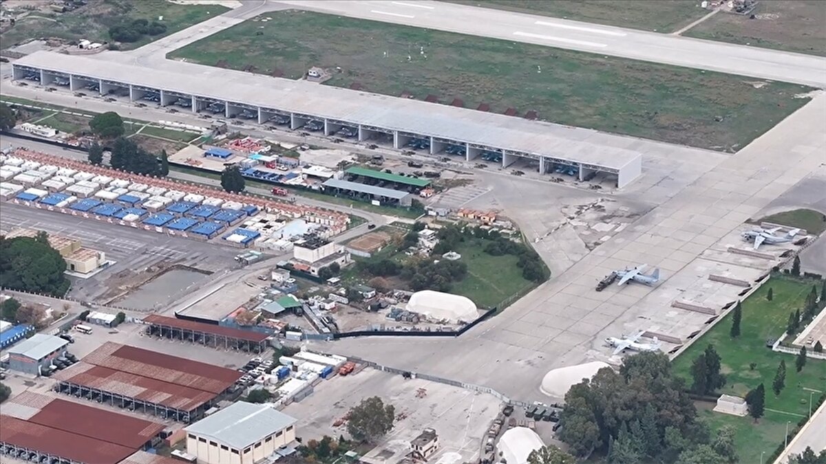 Suriye Dışişleri Bakanı Esad Hasan Şeybani, Londra’da El Mecelle dergisine verdiği röportajda ülkesinin dış politika ve güvenlik dosyalarına ilişkin önemli açıklamalarda bulundu. Rusya ile ilişkilerin yeniden ele alındığını söyleyen Şeybani, Hımeymim’deki Rus askeri üssüne dair mevcut düzenlemeyi “tek taraflı” olarak niteleyerek, “Bu anlaşmayı Suriye’nin çıkarına uygun şekilde yeniden şekillendireceğiz. Fayda varsa sürdürürüz, yoksa revize ederiz. Bu meseleyi dekor olarak bırakmayacağım.” dedi.