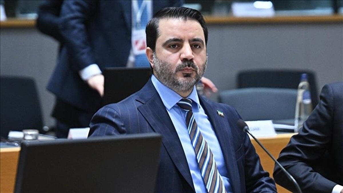 Rusya ile askeri iş birliğinin de yeniden tanımlandığını anlatan Şeybani, Moskova’nın Suriye’deki çıkarlarının yalnızca eski rejim yapısıyla sınırlı olmadığını söyleyerek, “Ruslar İran’dan çok daha esnek ve pragmatik. Suriye’nin çıkarına dair hangi işaret neredeyse oraya yöneliyoruz.” değerlendirmesinde bulundu.