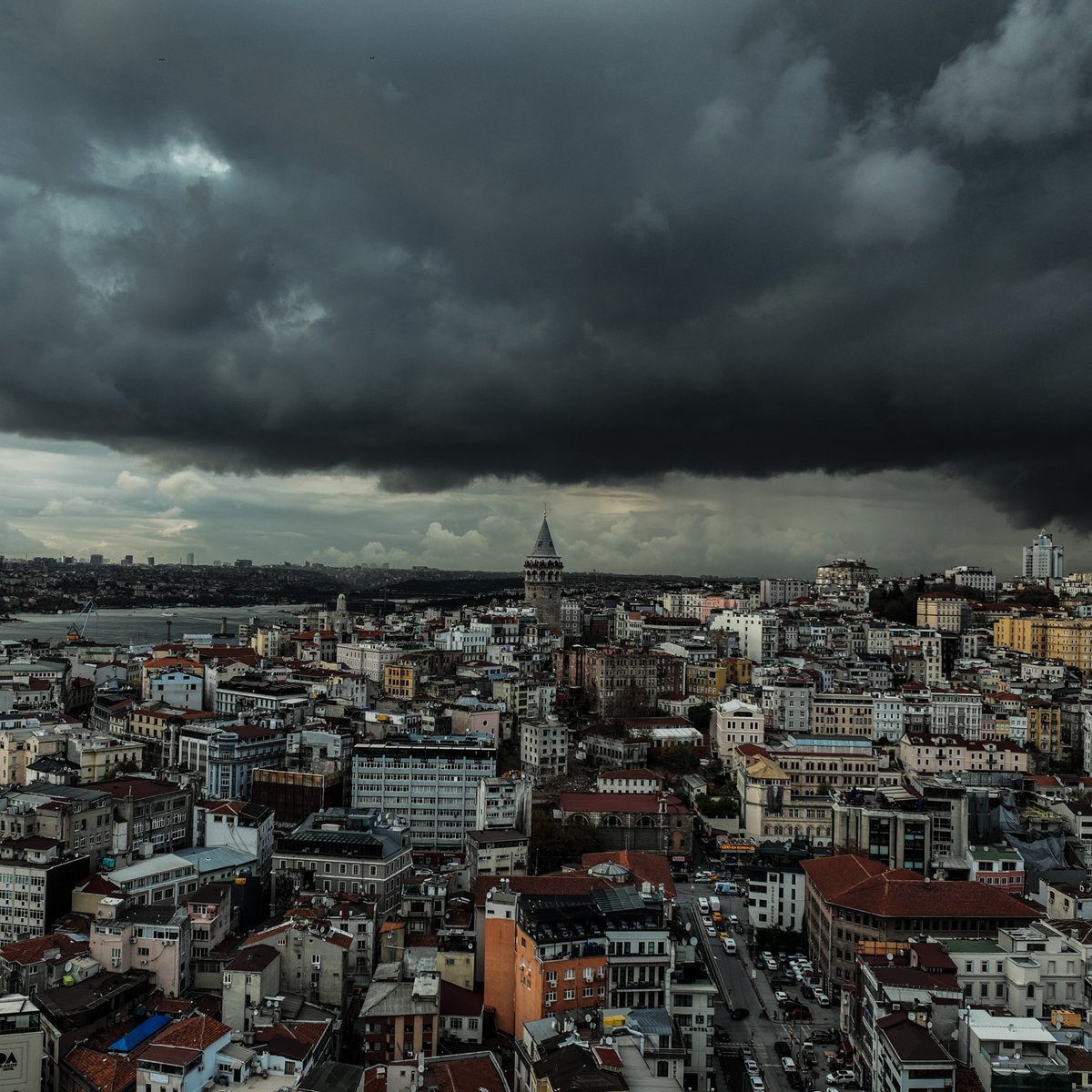 İSTANBUL'DA SICAKLIK 9 DERECE DÜŞECEK<br><br><br>Yeni haftayla birlikte Türkiye genelinde hava koşulları hızla değişiyor. Meteoroloji Uzmanı Dilek Çalışkan, NTV’ye yaptığı değerlendirmede İstanbul’da pazartesi günü sıcaklıkların bir anda 8–9 derece birden düşeceğini açıkladı. Kentte hava belirgin şekilde soğurken, yağışın orta ve iç kesimlere kayacağı ifade edildi.