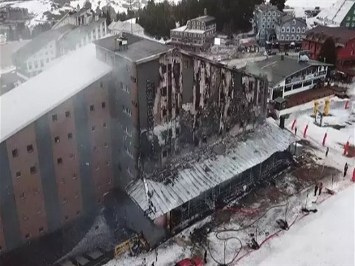 Uludağ’da mart ayında Kervansaray Otel’i küle çeviren ve bir ailenin yok olmasına yol açan yangına ilişkin soruşturma yeni tartışmalar doğurdu. Türkiye Kayak ve Snowboard Öğretmenleri Derneği Başkanı, eski milli sporcu Yahya Üsta ile oğlu milli kayakçı Berkin Üsta olay yerinde yaşamını yitirmiş, ağır yaralanan Fikriye Üsta ise altı gün sonra hastanede hayatını kaybetmişti.