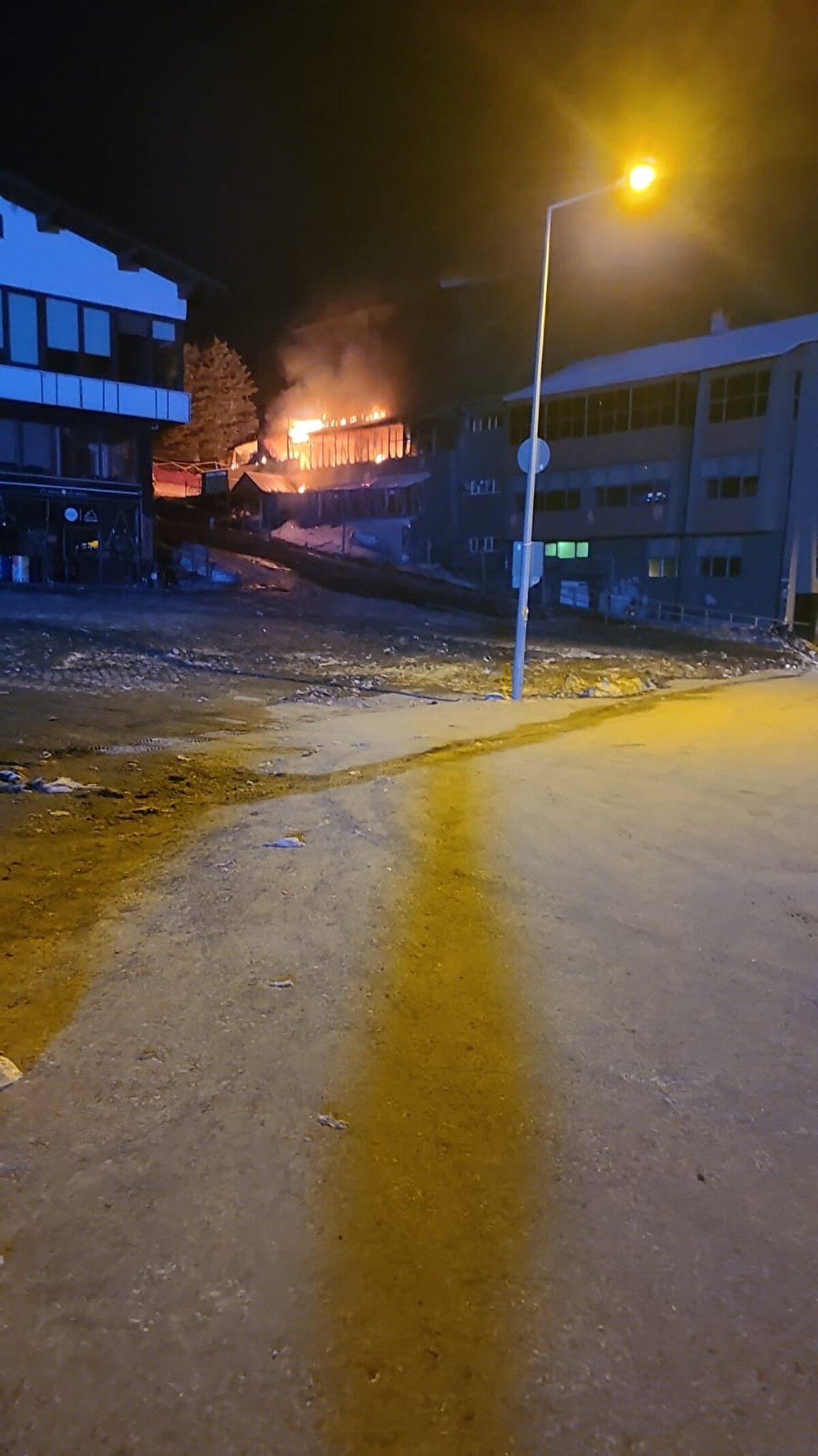 Yangının çıkış anına ait güvenlik kamerası görüntülerinde, otel personelinin verandada bıraktığı közlü mangaldan sıçrayan kıvılcımların duvarda dekor amaçlı bulunan süs bitkilerini tutuşturduğu görüldü. Alevler hızla büyüyerek binayı sardı ve dokuz kişi son anda tahliye edildi.