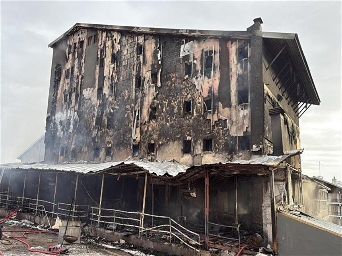 Uludağ’daki Kervansaray Otel’de çıkan ve üç kişilik Üsta ailesinin hayatını kaybettiği facianın ardından hazırlanan yeni bilirkişi raporu tartışmalara yol açtı. Raporda, yangının çıktığı kafenin kiracısı olduğu iddia edilen milli kayakçı Yahya Üsta’nın şirketi “asli kusurlu” sayıldı. Ancak aile, Yahya Üsta’nın kafeyle hiçbir bağlantısının olmadığını ve yalnızca kayak odası ile telesiyej işletmesini yürüttüğünü belirtiyor.