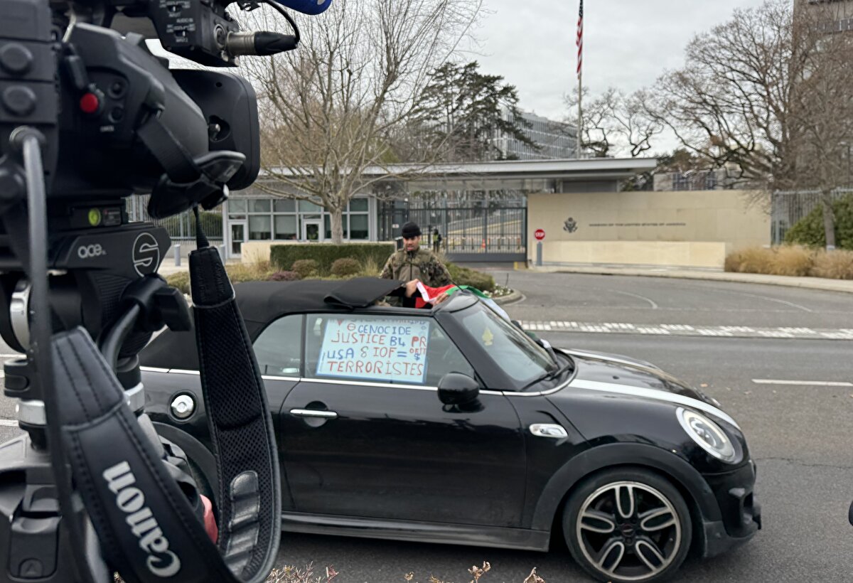 AB’den dikkat çeken çıkış: “Sınırlar güç kullanılarak değiştirilemez”<br><br>Cenevre temasları sürerken AB Komisyonu Başkanı Ursula von der Leyen, güçlü bir mesaj yayımladı.<br>“Sınırlar, güç kullanılarak asla değiştirilemez” diyen Leyen, barış planında Ukrayna ordusuna getirilebilecek kısıtlamalara da karşı çıktı.<br><br>Leyen, adil bir barışın Ukrayna’nın egemenliğini tam olarak güvence altına alması gerektiğini vurgulayarak:<br><br>“Ukrayna, özgürlüğünü koruyan bir Avrupa ülkesidir. AB’nin rolü barışın garantisi olmalıdır.”<br>şeklinde konuştu.