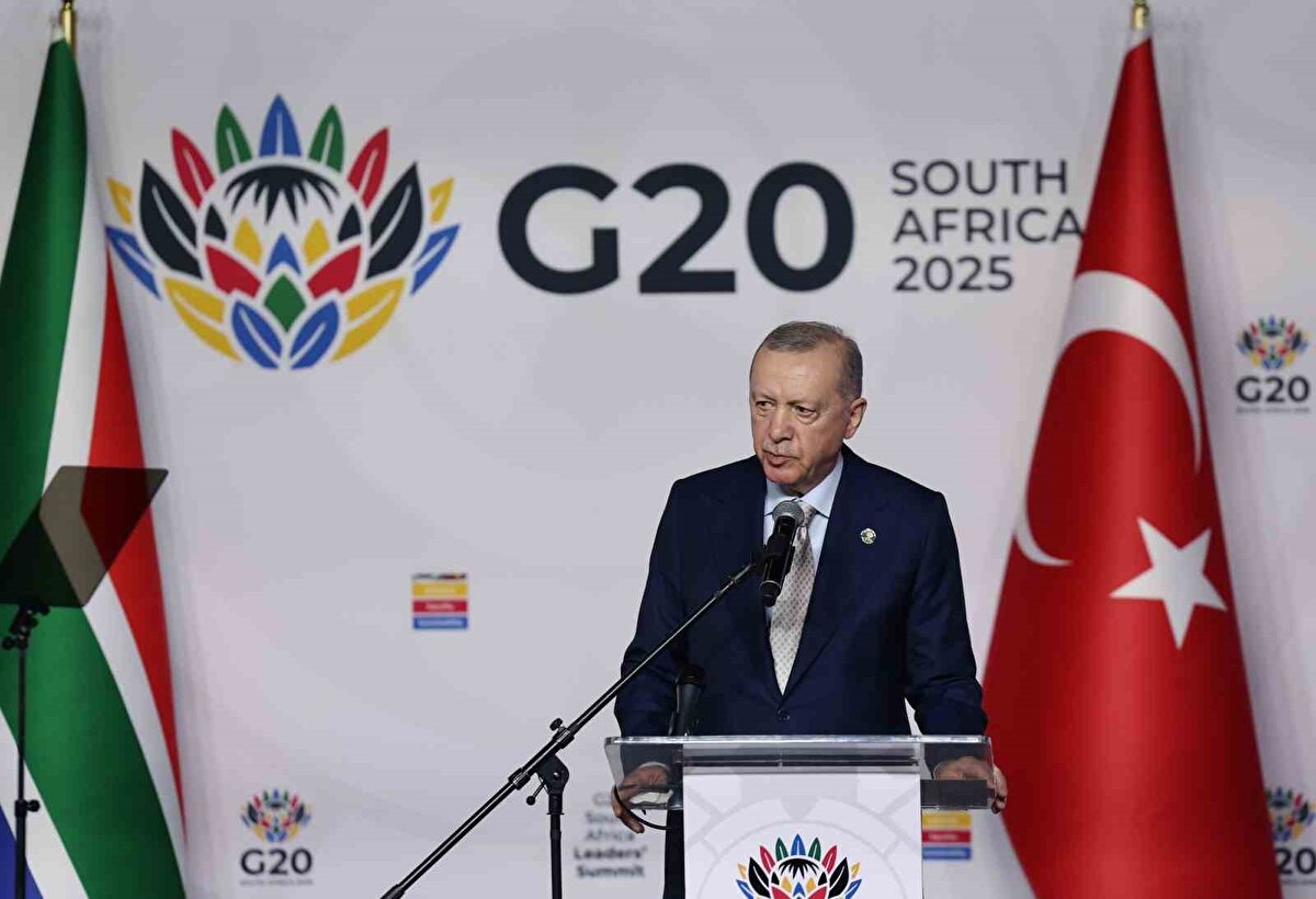 Erdoğan: Yarın Putin ile görüşeceğim<br><br>Diplomasi trafiğine Türkiye de yoğun şekilde dahil oldu. Cumhurbaşkanı Recep Tayyip Erdoğan, dün yaptığı açıklamada:<br><br>“Bu hafta Zelenskiy misafirimdi, yarın da Putin ile görüşeceğim.”<br><br>diyerek Ankara’nın barışı sağlamak için üstlendiği kritik role dikkat çekti.<br><br>Erdoğan, Gazze’deki İsrail saldırılarına da değinerek:<br><br>“Bu bir soykırımdır ve faili Netanyahu’dur.”<br><br>ifadelerini kullandı.<br><br>Tahıl Koridoru anlaşmasını yeniden canlandırmak istediğini belirten Cumhurbaşkanı:<br><br>“Barışa giden yolun kapısını aralamak için Putin ile yeniden konuşacağım.”<br><br>dedi.
