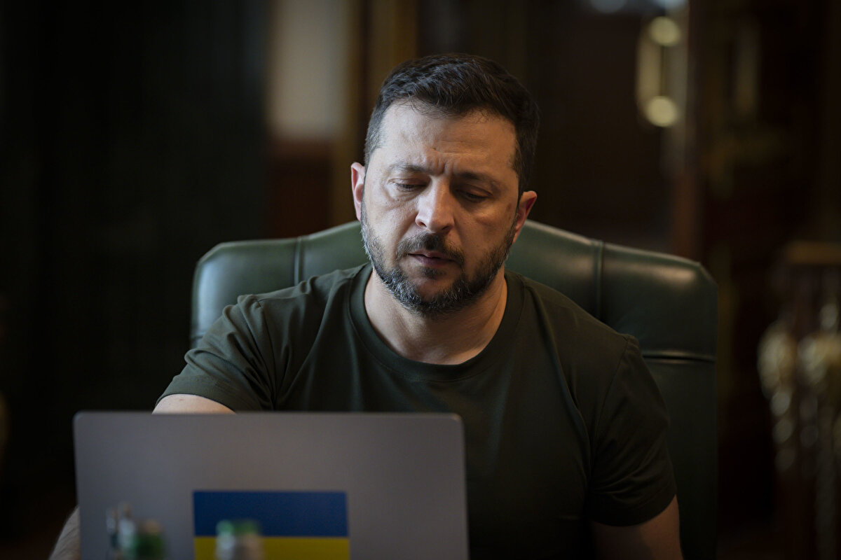 Putin ve Zelenskiy: Plan masada, ancak temkinliyiz<br><br>Donald Trump yönetiminin hazırladığı 28 maddelik plan, Kiev’e sunulmuş, Moskova da belgede “müzakere edilebilecek unsurlar bulunduğunu” açıklamıştı. Rusya Devlet Başkanı Vladimir Putin, söz konusu önerinin “nihai barış için temel olabileceğini” söylemişti.<br><br>Zelenskiy ise Ukrayna’nın egemenliğinin asla pazarlık konusu olamayacağını belirterek planı değerlendirmeye aldıklarını ifade etmişti.<br><br>Zelenskiy: Diplomasi yeniden harekete geçti<br><br>Ukrayna lideri Zelenskiy de Cenevre sürecini “memnuniyet verici” olarak niteleyerek:<br><br>“Kan dökülmesini durdurmalı ve savaşın yeniden alevlenmesini engellemeliyiz.”<br><br>mesajı paylaştı.