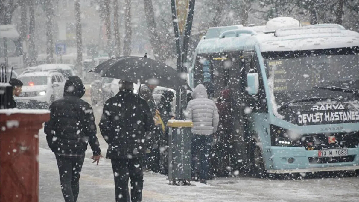 Sıcaklıklar bir anda düşecek<br><br>Meteoroloji verilerine göre iç ve batı kesimlerde günlerdir süren pastırma sıcakları hafta sonuyla birlikte etkisini kaybedecek. Lodosun zayıflamasıyla pazartesi günü birçok şehirde sıcaklıklar bir anda kış seviyelerine inecek. İstanbul ilk etapta en belirgin düşüşü yaşayacak.