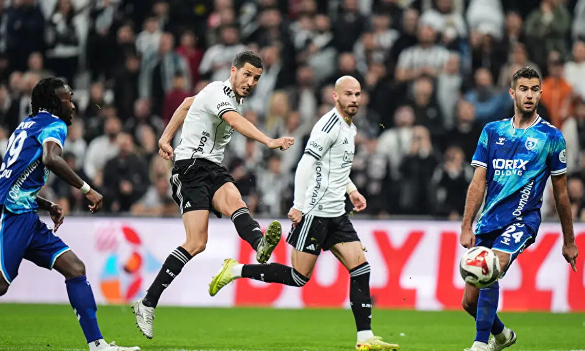 Maça ilk 11'de başlayan Salih Uçan, 89. dakikada yerini Kartal Kayra Yılmaz'a bıraktı. Tecrübeli oyuncu sahadan çıkarken tribünler tarafından ıslıklandı.