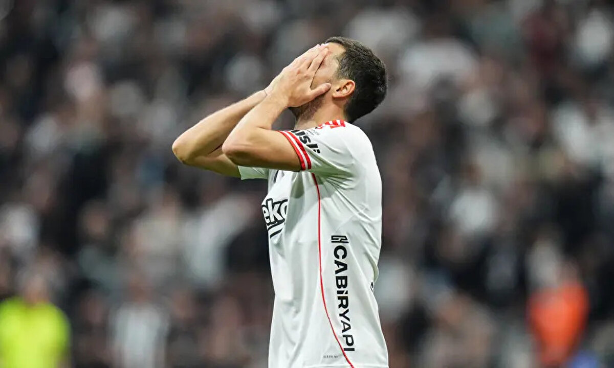 Maçın sonlarına doğru skordan ve gidişattan memnun olmayan taraftarlar, Serdal Adalı ve yönetimini istifaya davet etti.