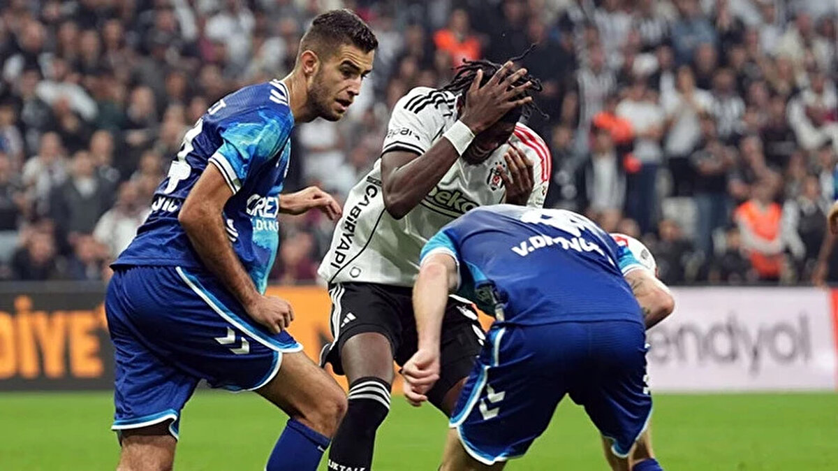 Tribünlerde, “Yönetim istifa” tezahüratları yapıldı.