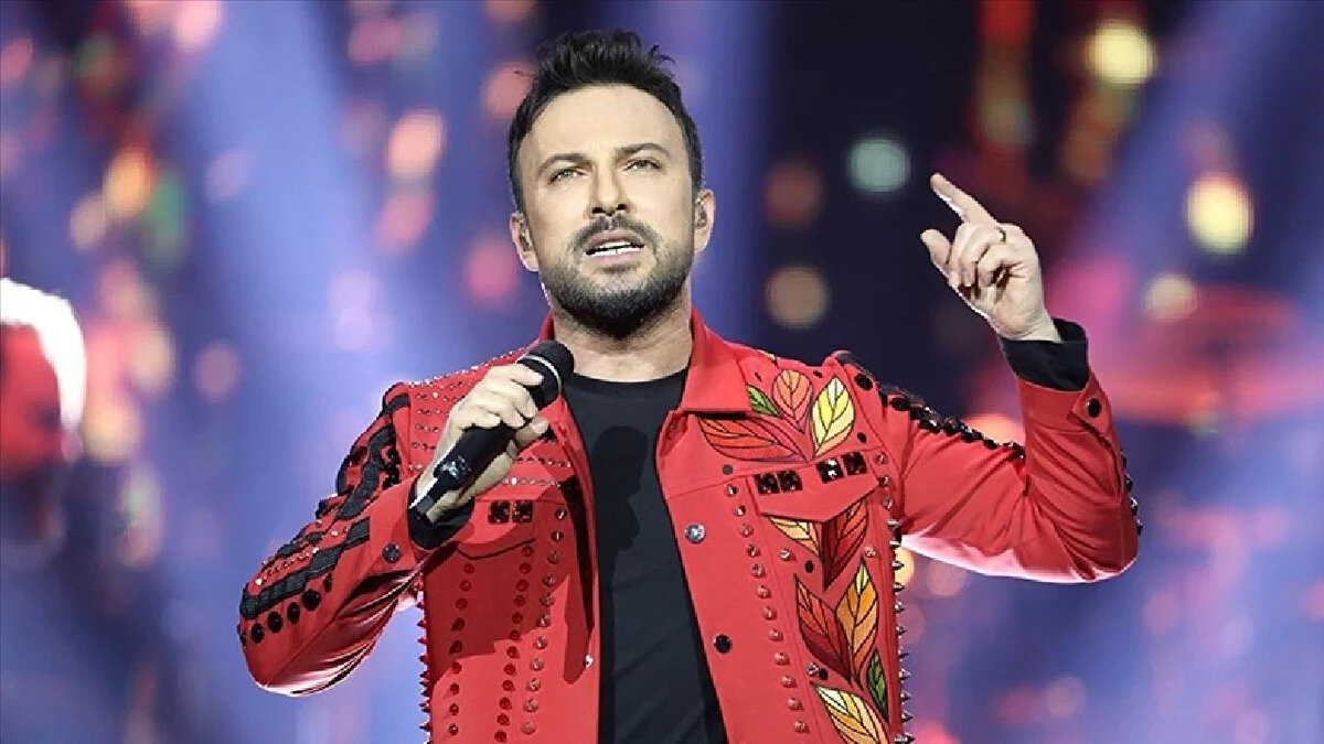 Tarkan konserleri tükendi! 45 dakikada satış kapandı<br><br>Tarkan’ın 16, 17, 20 ve 23 Ocak 2026’da Volkswagen Arena’da vereceği konserlerin biletleri, satışa açıldıktan sadece 45 dakika içinde tükendi. Biletix üzerinden satışa çıkan biletler için yoğunluk oluşunca sistem geçici olarak çöktü ve binlerce kişi bilet alamadı.